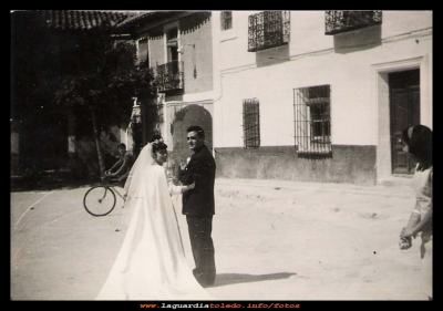 Boda de Pepa y Prudencio
Prudencio Macaraque y Pepa Morales, en el día de su boda, 11 de Septiembre del 1965, lugar, la plaza. Podemos ver perfectamente el arco que había en la entrada del cerro, que se derribó junto con el viejo Ayuntamiento, en el año 1972. También se ve la fachada de la antigua casa de los Zamorano.

Keywords: Boda de Prudencio y Pepa