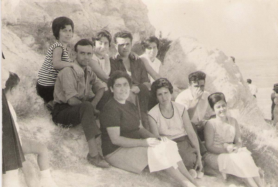 Año 1958, 27 de Septiembre en el cerro del Santo Niño, ellas son todas primas, y ellos los novios.
Keywords: Primas en el Santo Niño
