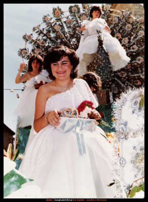  Dama de honor
Simpática imagen de Geles Campaya, dama de honor en el año 1984. 

Keywords: Geles Campaya, dama de honor en el año 1984.