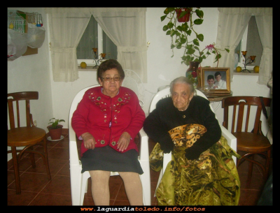 Dionisia Seguido Tejero en su 100 cumpleaños (III)
Dionisia 100 años, con su hermana pequeña Feliciana, de 82 años.
Keywords: Dionisia 100 años