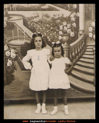 Emilia y Maruja
Emilia y Maruja Tacero, en el año 1945. 
Bonito decorado, costumbre que antes se tenia, es una lastima por que nos impide ver lo que había detrás.

Keywords: decorado impide ver