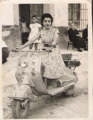 Fiestas 1958
Amada, subida en una vespa, fotografía típica de esa época, la foto esta tomada en la plaza, en la puerta de los Zamoranos, donde hoy están los pisos.
Keywords: Fotografia tipica
