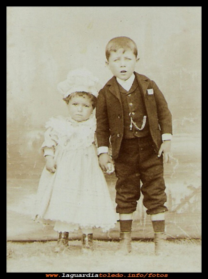 Hermanos Orgaz
 Los niños son: Colombiano Orgaz “el regaor” y su hermana, fotografía hecha en el año  1903.  

Keywords:  Los niños  fotografía año  1903