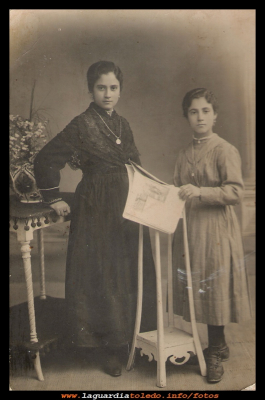 Julia
Año 1919, Julia Aguado, (más conocida por la tía  Julia la Campaya) con 12 años, y su hermana mayor.

Keywords: La tía  Julia la Campaya