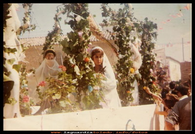 La primera esposa y la favorita
Fiestas patronales 1970, Ina y Tere, en el primer desfile de carrozas que hubo en La Guardia. (Esta carroza fue la ganadora del 1ª premio)

Keywords: Primer desfile de carrozas