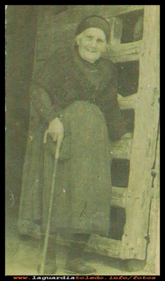 La tía Petra
Petra Pedraza, mujer del tío José-Maria el alguacil, año 1946, en la puerta de su casa, la antigua cárcel, donde hoy esta el consultorio medico.
Keywords: Petra Pedraza