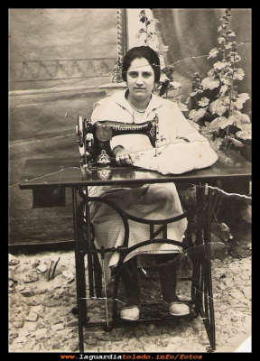  La tia Julia
Julia Aguado (la tía Julia la Campaya), bordando en el patio de la casa de Felisa Mora, año 1936. En la actualidad, esa casa es hoy el Patio, bar de copas donde se reúnen los jóvenes.
EL CURSO DE LA VIDA: Los trabajos y oficios
Keywords: Casa de Felisa Mora hoy el Patio