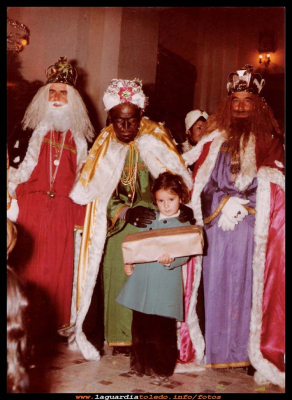 Los Reyes Magos
Alicia Morales, recogiendo un regalo de sus Majestades los Reyes Magos, año 1979
FIESTAS, CELEBRACIONES Y TRADICIONES: Las Navidades
Keywords: regalo de sus Majestades los Reyes Magos
