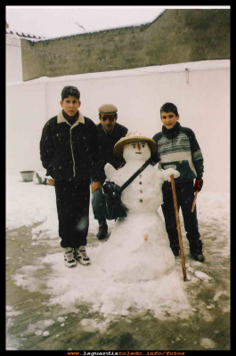  Muñeco de nieve
Año 1998, muñeco de nieve acompañado de, Emilio, (hijo de Emilio el del meson) Angel Orgaz y Luis Miguel Pelaez.

Keywords:  Muñeco de nieve