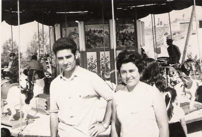 Pablo y Nati
Fiestas patronales de La Guardia,  año 1974, Pablo y Nati  Cabiedas,  posando delante de  los caballitos del tío vivo,  en el cerro de los señores.

Keywords: Fiestas de La Guardia