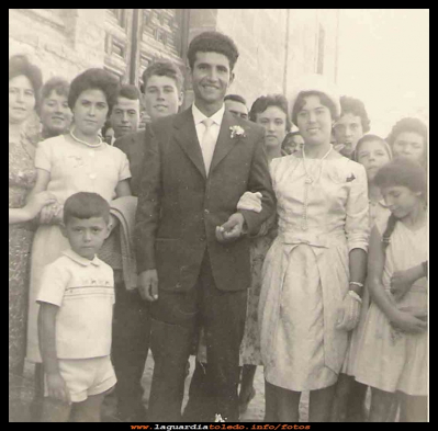 Padrinos
Angel Orgaz y Concha Pelaez, padrinos de boda de Inocente Orgaz y Polo Orgaz, en el año 1961.

Keywords: Padrinos de boda