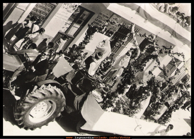 Panoramica de la carroza
Fiestas patronales, 24 de Septiembre del 1969. Perpetuo Mora fue el primer tractorista que desfiló llevando una carroza en La Guardia, desde entonces han sido muchos los que han colaborado con esta bonita tracidión, un recuerdo para todos ellos. Que sigamos disfrutando muchos años del concurso de carrozas.

Keywords: 1969 desfile de carrozas
