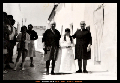  Primera Comunion
Comunión de Gema Largo. Año 1973.
En la foto, Gema con sus abuelas Eustaquia Tacero  y Micaela Huerta.

Keywords: Comunión de Gema Largo. Año 1973.