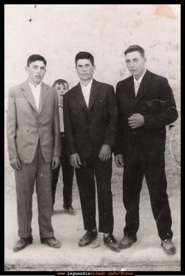 Amigos
Fiestas patronales 1961. En la plaza, José Antonio del Castillo, Tomás Orgaz y Paco  (el ex conductor de la sepulvedana), el niño de atras Santia.
Keywords: Fiestas