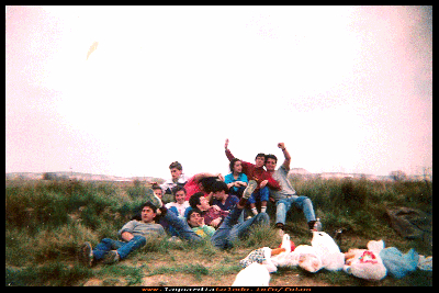 LA MERIENDA 1991
31/03/91 Otra foto de la pandilla en la merienda, chicos donde estan esas matas de pelo....
Keywords: la Merienda