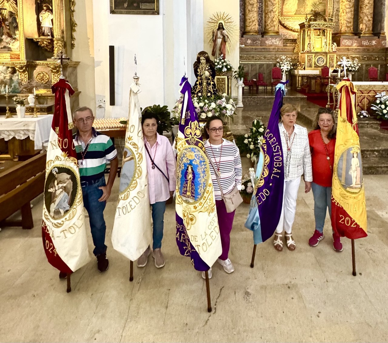 Miembros de la Cofradía con el Santo Niño
