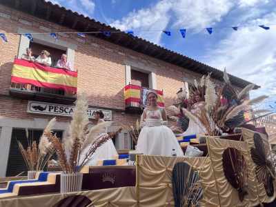 La carroza de la Reina y Damas 2022
Reina y damas bajando a la plaza para su coronación. 24-9-2022
Carroza realizada por Moisés Román y Jesús Muñoz
