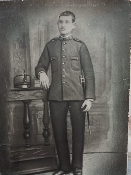 Juan Sánchez-Pascuala Pedraza
Juan Sanchez-Pascuala Pedraza, "Demonio" haciendo el servicio militar, aproximadamente en el año 1860. Era marido de Raimunda Guzmán Megías. Padre de "el Jaro el esquilaor", Eustoquio, Maria Jesús, Julián "Demonio" y Felipe

