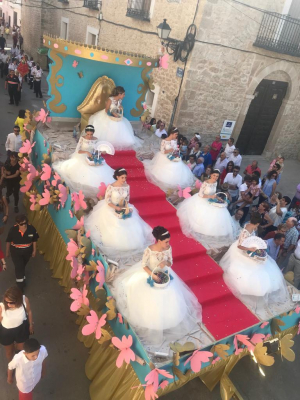 Carroza de la Reina y las damas 2018
Reina y damas bajando a la plaza en su carroza para su coronación
