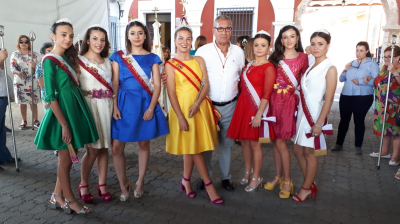 Reina, damas y mantenedor 2018
Esperando al Santo Niño en la plaza 25-9-18
