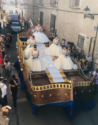 Corte 2019
Reina y damas entrantes bajando a la plaza en su carroza para ser coronadas por las damas y reina salientes
