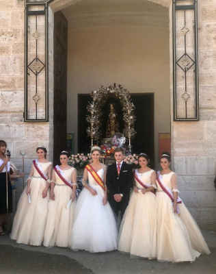 Ofrenda floral
Corte 2019, ya coronada, posando junto al Santo Niño
