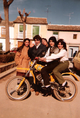 Amigos en la Glorieta. Año 1980
De izquierda a derecha: Celi (clarín), Isidoro (pique), Felix (topo), Rosi (tienda), Pili (molino), junto con la maravillosa moto de la época, la "Puch".

