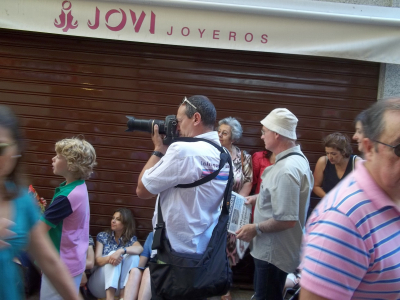 Cazador cazado
Juan Cristóbal fotografiando la multitud de personas por la calle Comercio, antes de la procesión del Corpus Crhisti de Toledo.

