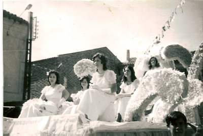 Carroza de la Reina y Damas de 1971
Desfile de la carroza de la Reina y las Damas de Honor por la plaza de La Guardia en las fiestas de 1971.
FIESTAS, CELEBRACIONES Y TRADICIONES: < Fiestas patronales 1971
