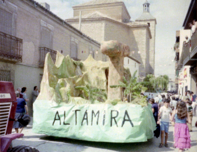 CarrozaAltamira(I) Fiestas1982
Carroza Altamira, también conocida como la T, de temática prehistórica, era una cueva habitada por un hombre de la edad de piedra con pinturas rupestres y un dolmen o menhir (nunca nos pusimos de acuerdo), desfiló en las fiestas de La Guardia en 1982.
FIESTAS, CELEBRACIONES Y TRADICIONES: Fiestas patronales 1982
