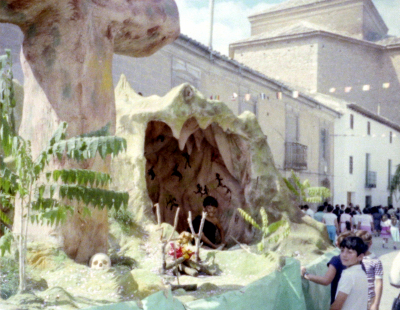 CarrozaAltamira(II) Fiestas1982
Carroza Altamira, también conocida como la T, de temática prehistórica, era una cueva habitada por un hombre de la edad de piedra con pinturas rupestres y un dolmen o menhir (nunca nos pusimos de acuerdo), desfiló en las fiestas de La Guardia en 1982.
FIESTAS, CELEBRACIONES Y TRADICIONES: fiestas patronales 1982
