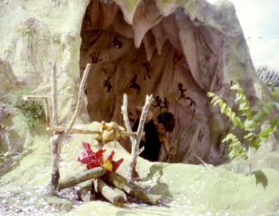 CarrozaAltamira(III) Fiestas1982
Carroza Altamira, también conocida como la T, de temática prehistórica, era una cueva habitada por un hombre de la edad de piedra con pinturas rupestres y un dolmen o Menhir (nunca nos pusimos de acuerdo), desfiló en las fiestas de La Guardia en 1982.
