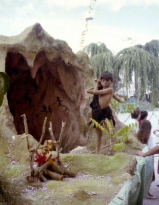 CarrozaAltamira(IV) Fiestas1982
Carroza Altamira, también conocida como la T, de temática prehistórica, era una cueva habitada por un hombre de la edad de piedra con pinturas rupestres y un dolmen o Menhir (nunca nos pusimos de acuerdo), desfiló en las fiestas de La Guardia en 1982.
FIESTAS, CELEBRACIONES Y TRADICIONES: Fiestas patronales 1982
