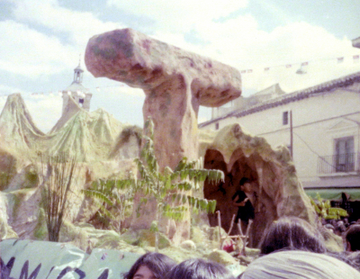 CarrozaAltamira(V) Fiestas1982
Carroza Altamira, también conocida como la T, de temática prehistórica, era una cueva habitada por un hombre de la edad de piedra con pinturas rupestres y un dolmen o Menhir (nunca nos pusimos de acuerdo), desfiló en las fiestas de La Guardia en 1982.

