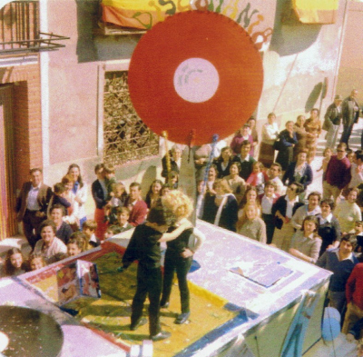 Discomanía (1)
Carroza "Discomanía", participó en el desfile de las fiestas en el año 1979, simulaba un tocadiscos gigante con un vinilo girando  y otro dos dando vueltas en posición vertical, decorada con temática disco de la época, los niños iban vestidos como John Travolta y Olivia Newton John en la película Grease. Ganó el primer premio.
FIESTAS, CELEBRACIONES Y TRADICIONES: < Fiestas patronales 1979
