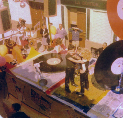 Discomanía (2)
Carroza "Discomanía", participó en el desfile de las fiestas en el año 1979, simulaba un tocadiscos gigante con un vinilo girando  y otro dos dando vueltas en posición vertical, decorada con temática disco de la época, los niños iban vestidos como John Travolta y Olivia Newton John en la película Grease. Ganó el primer premio.
FIESTAS, CELEBRACIONES Y TRADICIONES: Fiestas patronales 1979
