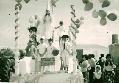 La carroza Bazar de la ilusión, más conocida como "la tarta" (III)
El bazar y los ilusionados, todos teníamos entre 5 y 7 años.
FIESTAS, CELEBRACIONES Y TRADICIONES: < Fiestas patronales 1971
