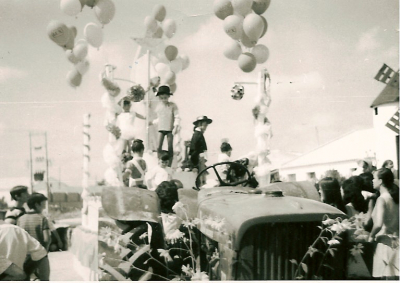 La carroza Bazar de la ilusión, más conocida como "la tarta" (IV)
La carroza de 1971 popularmente conocida como la tarta vista por delante.
FIESTAS, CELEBRACIONES Y TRADICIONES: < Fiestas patronales 1971

