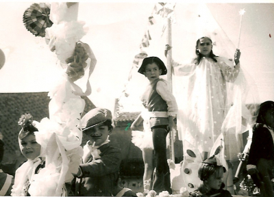 La carroza Bazar de la ilusión, más conocida como "la tarta" (V)
Los chulapos, Peter Pan, campanilla y el hada madrina.
Keywords: la tarta fiestas 1971 carrozas