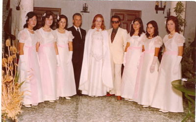 Reina y damas de honor de las fiestas de La Guardia en 1971
De izquierda a derecha: Inés, Margarita López Tejero, Maribel Peláez Redajo, Gabriel (Mantenedor), Teresa (Reina), padre de la Reina, Pili (la de la tía Veneranda), Emilia y Lourdes Cabeza Gómez.
