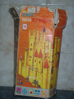 Juguetes de los 80
Exin castillo(mini) (fijaos bien en la parte de arriba, se ve bastante bien el precio) 
