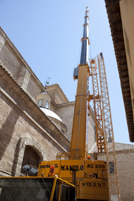 Instalación de grua para las obras del tejado de la iglesia. (18-Julio-2012)  II
Keywords: la iglesia