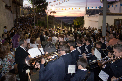 !YA HUELE A FIESTAS!. 1-Septiembre-2012.
La Banda de Música Municipal "Aurelio Mascaraque" entona el himno del Santo Niño para darle la bienvenida en su llegada al pueblo.
Keywords: Santo Niño