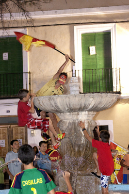 CELEBRACIÓN EUROCOPA 2012 (1 Julio de 2012)
 Varios niños suben a la fuente de la Plaza para poner la bandera tras el triunfo de la selección española de fútbol en la Eurocopa 2012.
Keywords: eurocopa, celebración.