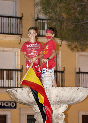 LOS QUE PUSIERON LA BANDERA.
Javier y Sergio se encargaron de poner la bandera en la fuente de la plaza tras el triunfo de la Selección Española de Futbol en la Eurocopa 2012.
Keywords: eurocopa, celebración.