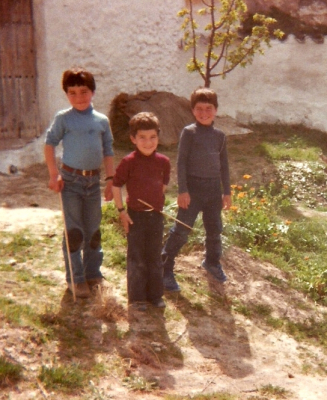 Hermanos Alejandro, Roberto y Mario Fernandez Mascaraque
Jugando con espadas de madera fabricadas en la carpinteria Romasor por sus comienzos,,, se echaba en TVE Dartac'an y los 3 Mosqueperros por aquel año,,1982.
