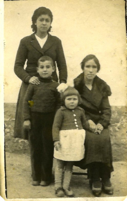 Familia años 1941
Francisca Pacheco con su sobrina Inés y los niños Lorenzo y María.
Keywords: familia Villeta