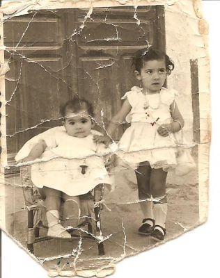 En la plazuela San Miguel
La niña mayor es Isabel Villarreal, con su hermana María Jesús, en el año 1958. Esta echa en la puerta de su casa, en la plazuela San Miguel.
