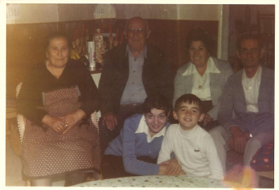 Visitando a los abuelos    
Silvia Rodelgo con su marido e hijos  en casa de los abuelos 
