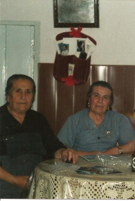 Hermanas, Basilisa y María Pedraza  
Basilisa y  María   Pedraza en casa 	
